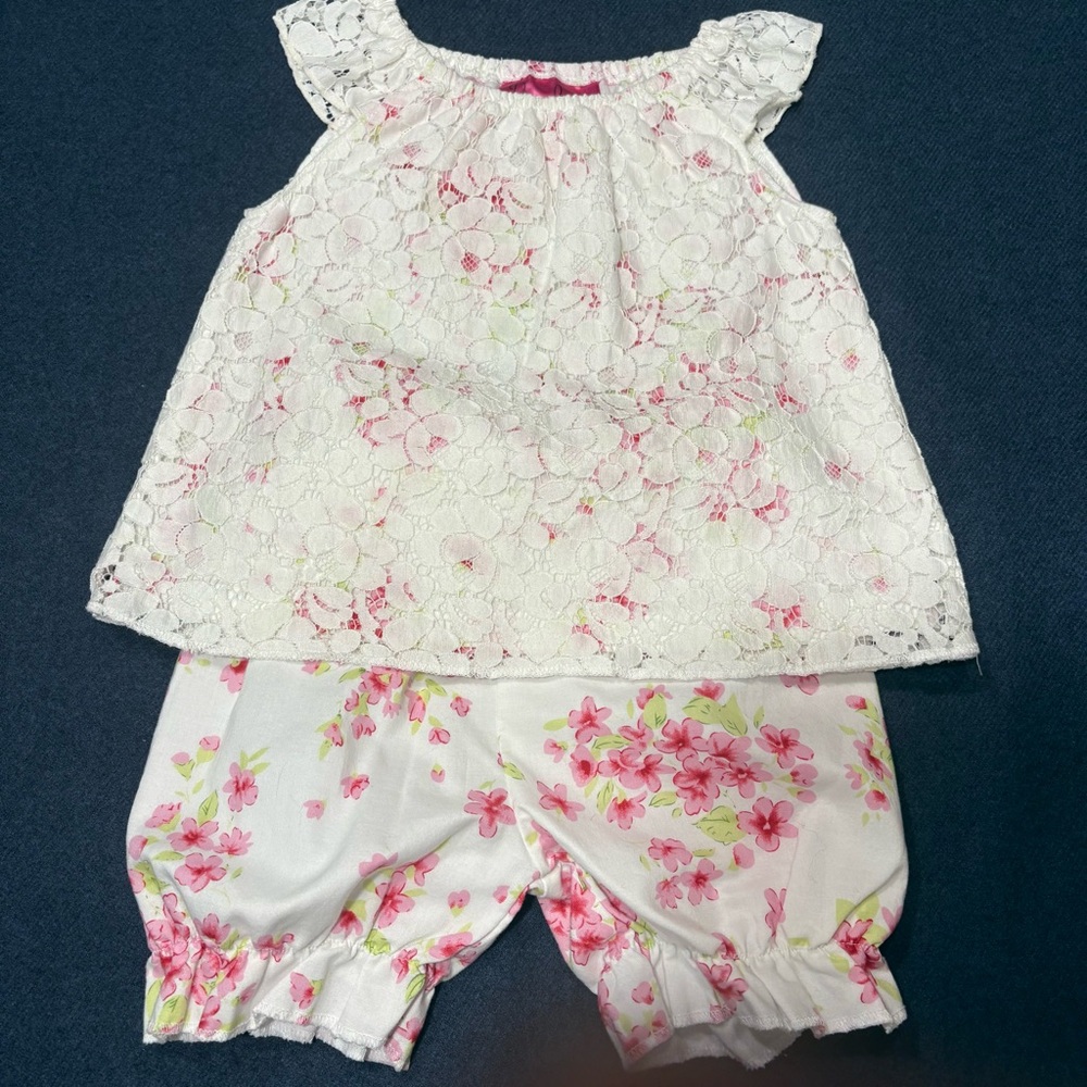 6/$20 Purrfect White Lace Floral Baby Set with Pink Flower Shorts 12M